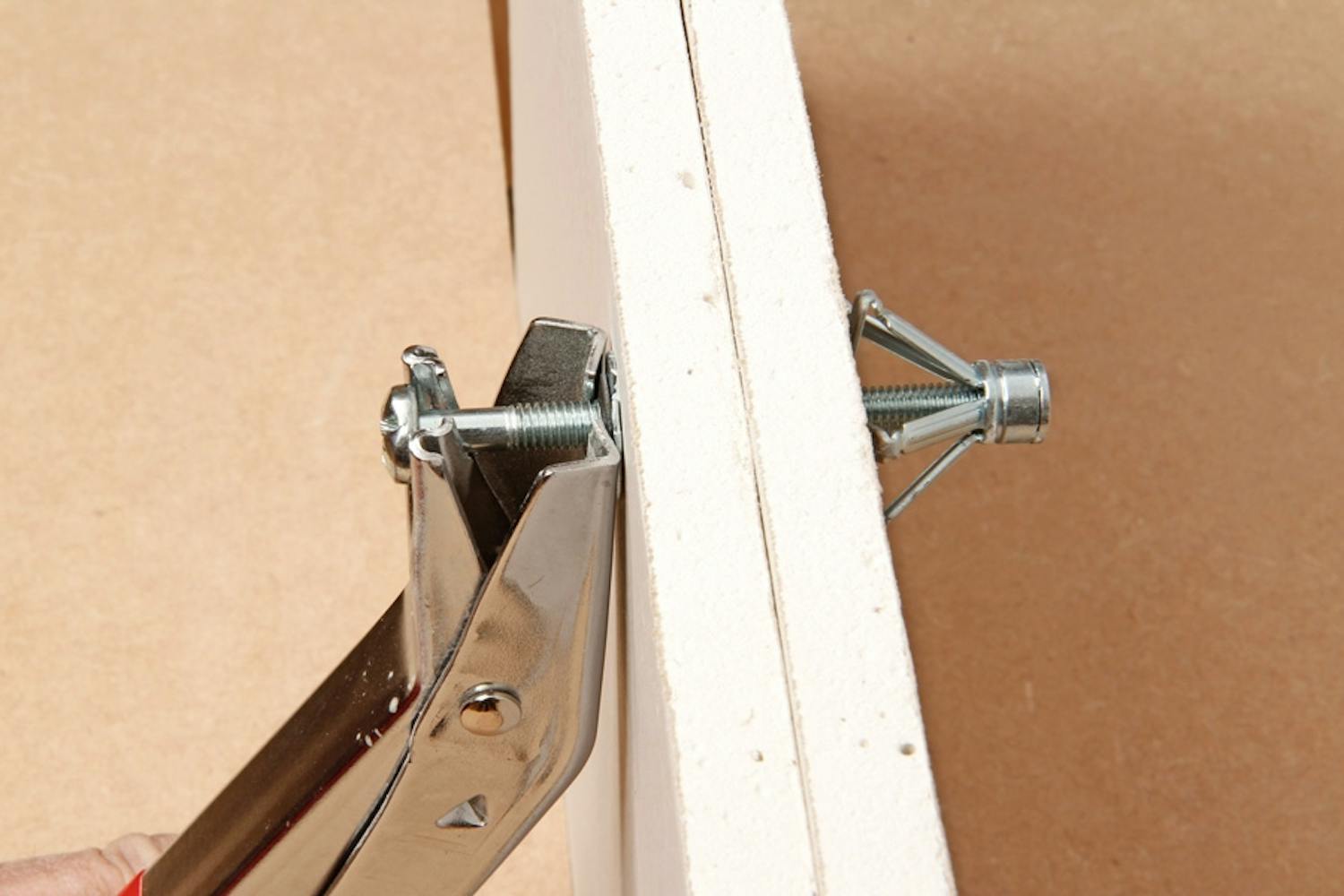 Gipsplugg: Hur används en metallplugg till hålrum? Gipsplugg: Hur används en metallplugg till hålrum?